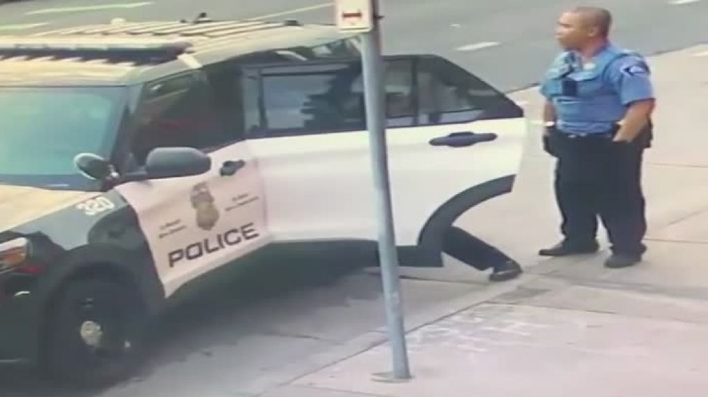  Nuevo video muestra a polic&iacute;as golpeando a Floyd en la patrulla antes de provocar su muerte 