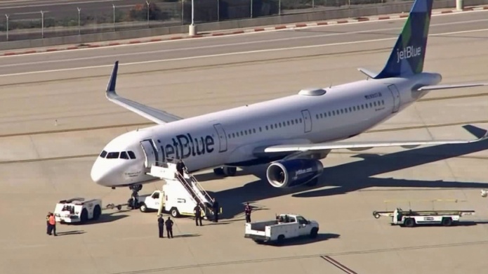 Video: Bajan familia de cinco de un vuelo de JetBlue por niÃ±o de 1 aÃ±o pateÃ³ asiento de otro pasajero
