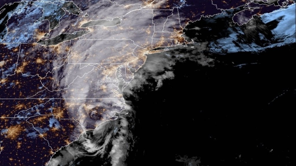  Hurac&aacute;n &ldquo;Isa&iacute;as&ldquo; azota la costa Este y deja al menos un muerto 