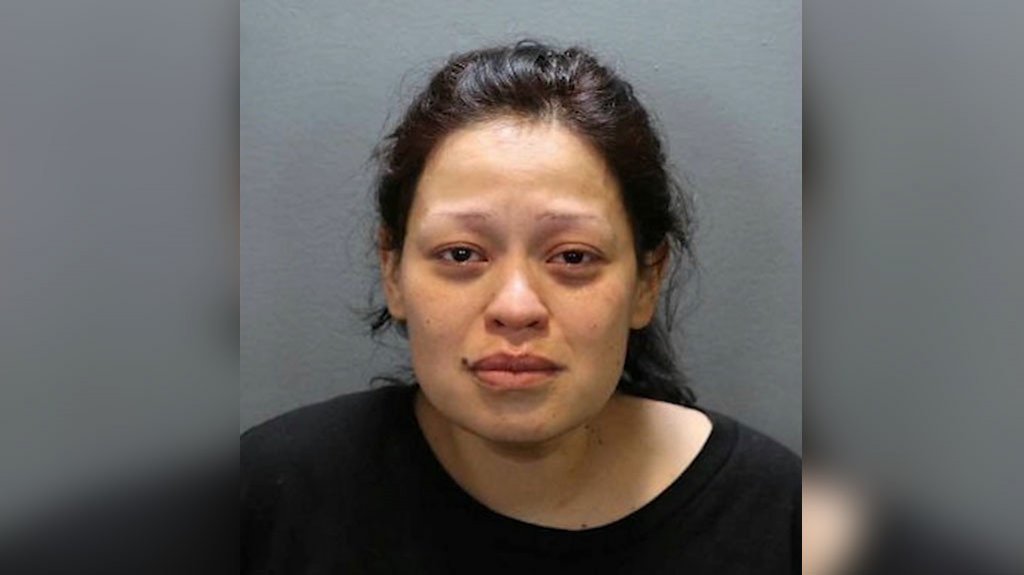  Condenada a casi 15 años de prisión por torturar a su hijastra, la niña enfrenta valientemente a su abusadora en el juicio 