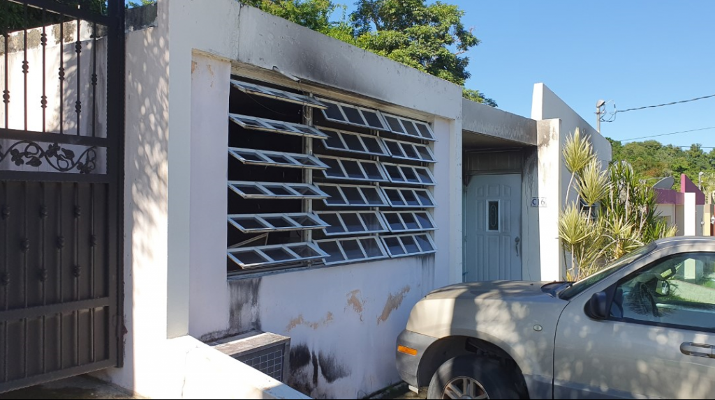  Fotos: Polic&iacute;a en su d&iacute;a libre entra a una residencia que se quemaba en Hormigueros y rescata a una mujer 
