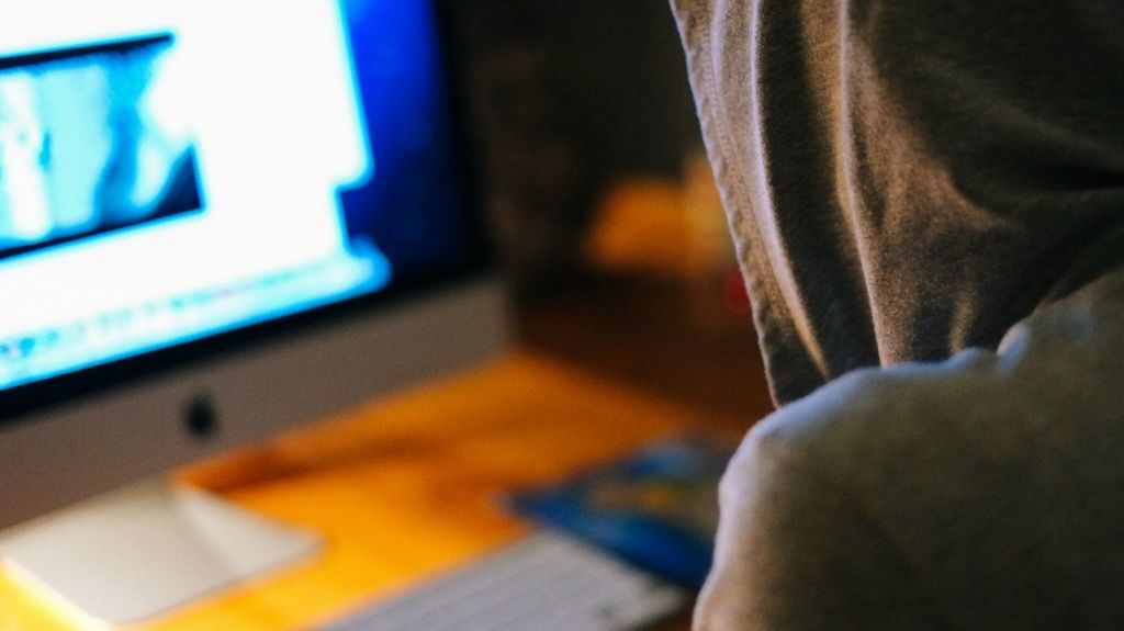  Mujer de San Juan envi&oacute; mas de 8 mil d&oacute;lares a un hombre que conoci&oacute; por redes sociales 