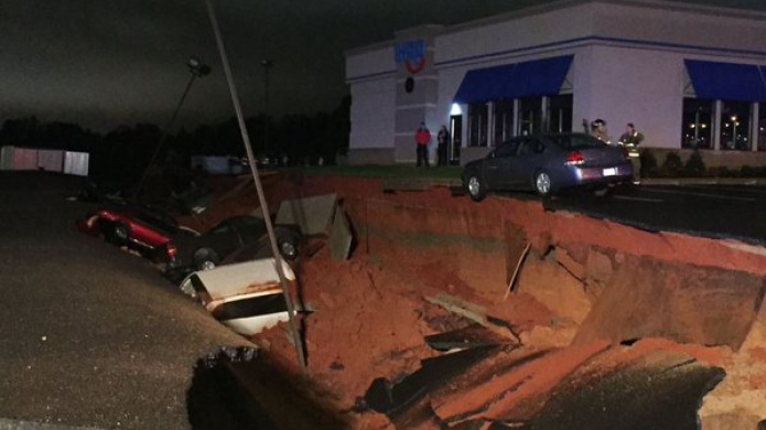 Un agujero se 'traga' varios automÃ³viles en Misisipi