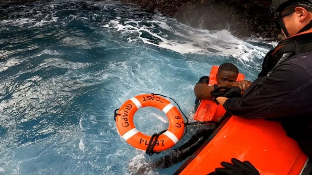  Fotos: Momento en que rescatan a 27 haitianos varados en isla Monito 