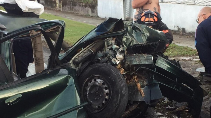 Rescatan mujer pillada luego de accidente de auto en Carolina