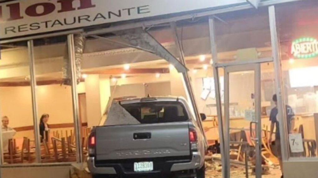  Video: Conductor termina con su auto dentro de un restaurante Chino de Caguas 