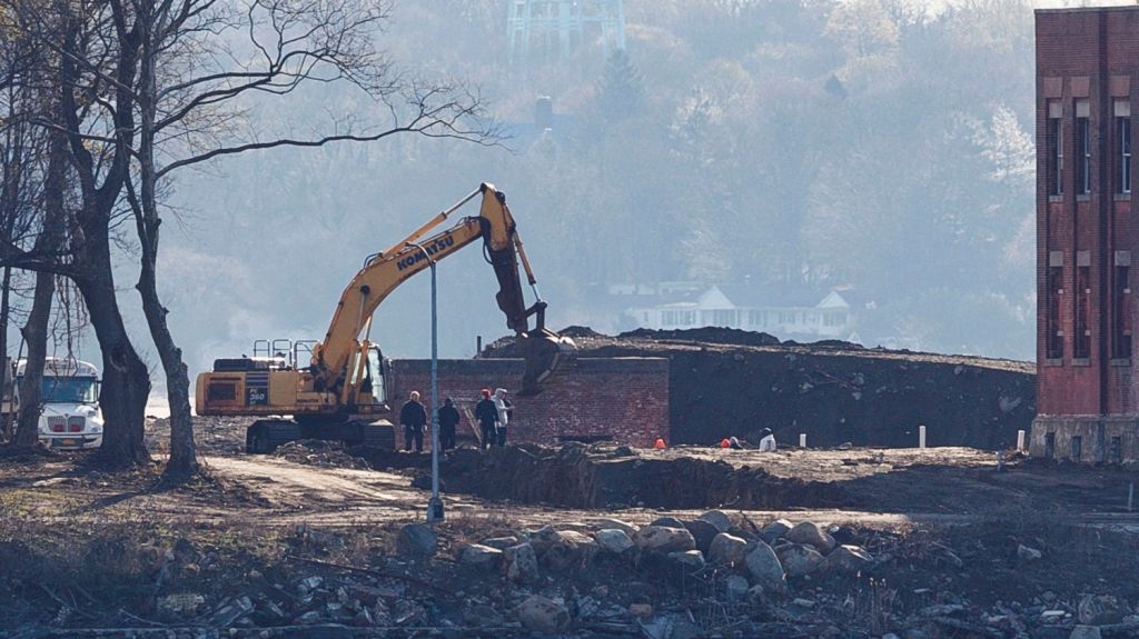  Nueva York utiliza fosas comunes por el aumento de fallecidos de COVID-19 