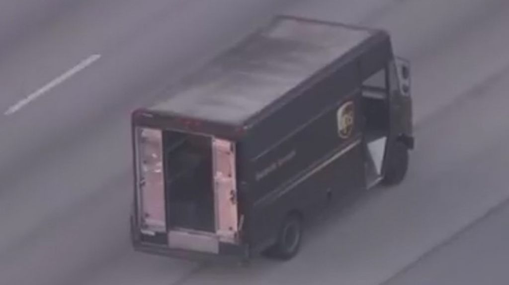  Video: Un muerto y varios heridos durante persecuci&oacute;n a un cami&oacute;n de UPS robado en Miami 