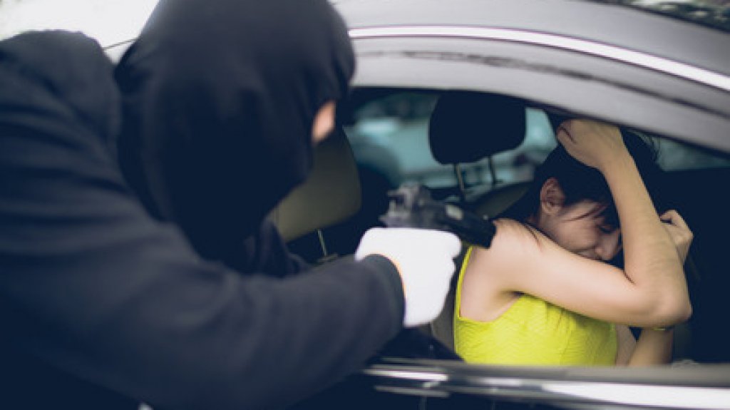 Le hacen carjacking a mujer en urbanizaci&oacute;n de Bayam&oacute;n 