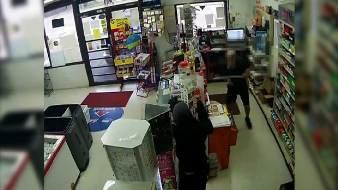 Anciano no se deja robar y se enfrenta con un tubo a un ladrÃ³n armado