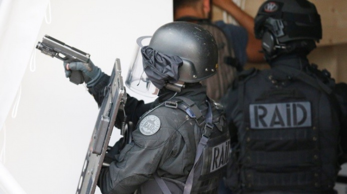 Un hombre armado mata a un policÃ­a y toma rehenes en un suburbio de ParÃ­s