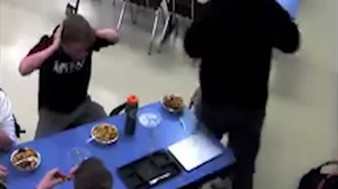 Video: Estudiante salva a su amigo de morir atragantado