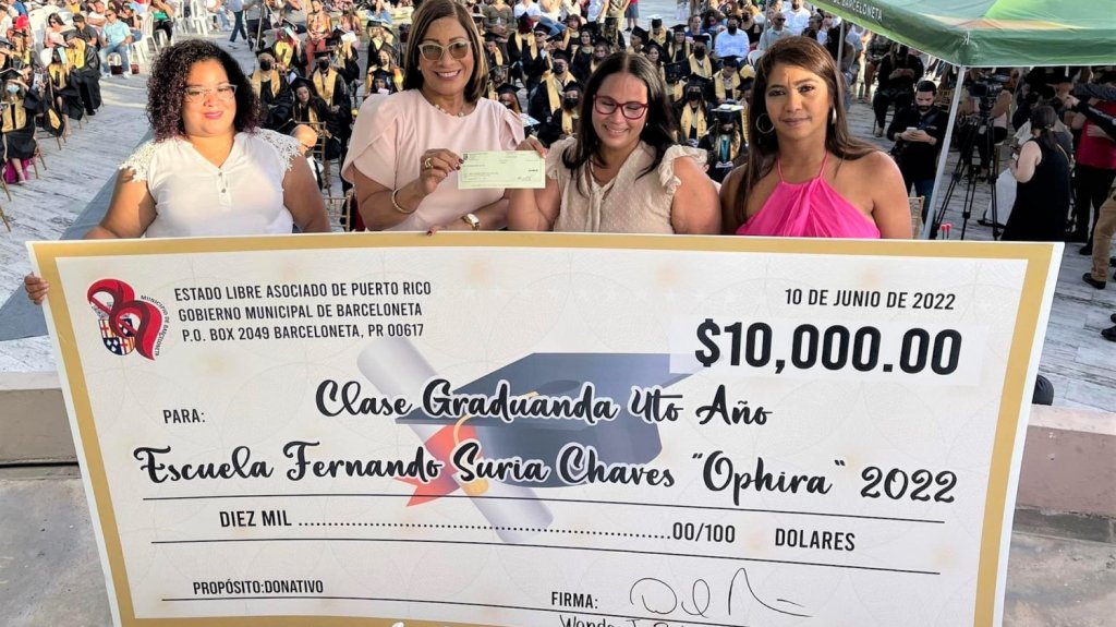  Municipio de Barceloneta dona 10 mil d&oacute;lares a la clase graduanda de la escuela Fernando Suria Chaves 