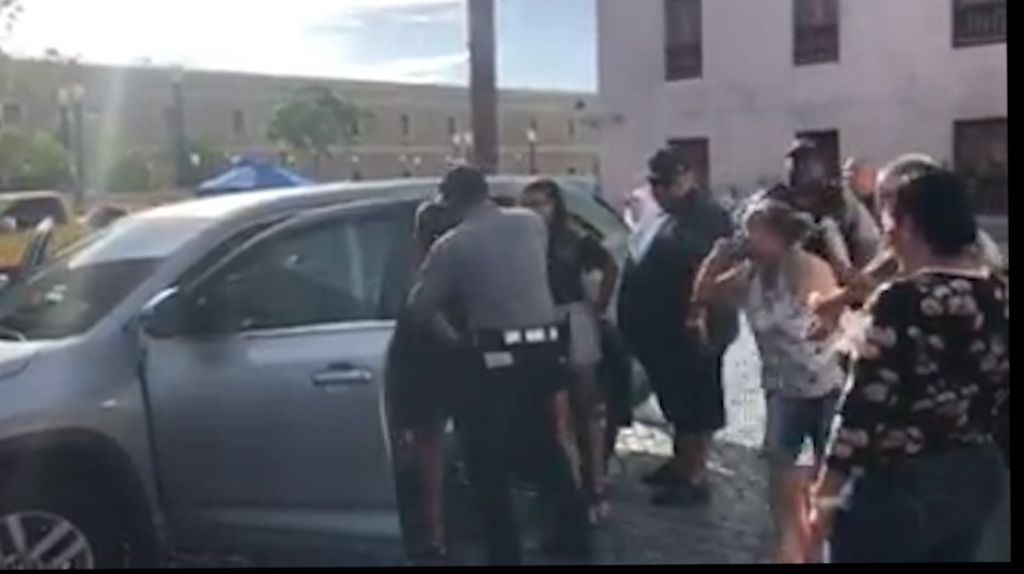  Captan en video una turista que intent&oacute; atropellar un polic&iacute;a municipal de San Juan 