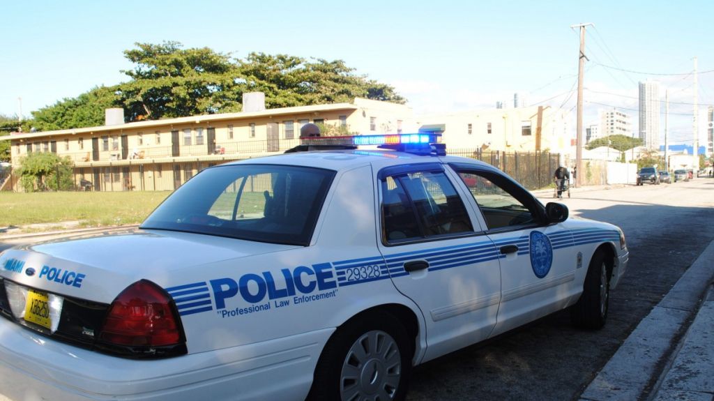  Polic&iacute;a de Miami busca a sujeto armado y peligroso que dispar&oacute; a 3 personas 