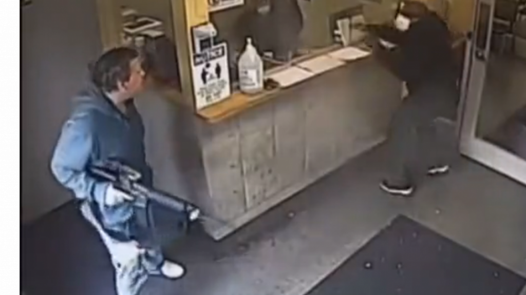  Video: Momento en que hombre detiene un &ldquo;tirador activo&rdquo; 