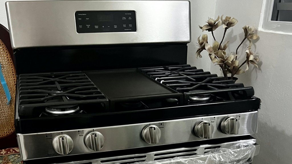  Critican intenciones de administración Biden de prohibir uso de estufas de gas en los hogares 