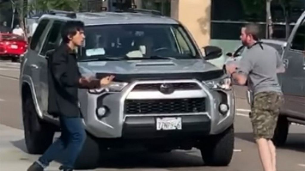  Video:Noquean a sujeto se&ntilde;alado por racismo afuera de local de comida mexicana en California 