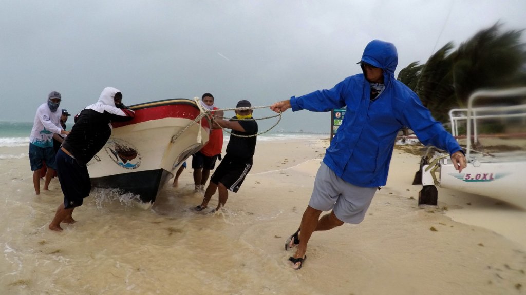  Los Cayos de Florida se alistan para el paso de Laura 