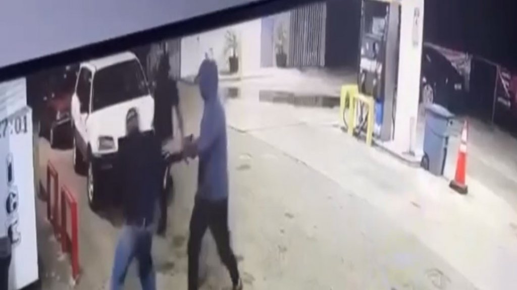  En video momento en que hombres armados asaltan a un hombre y lo agreden en gasolinera de Cabo Rojo 
