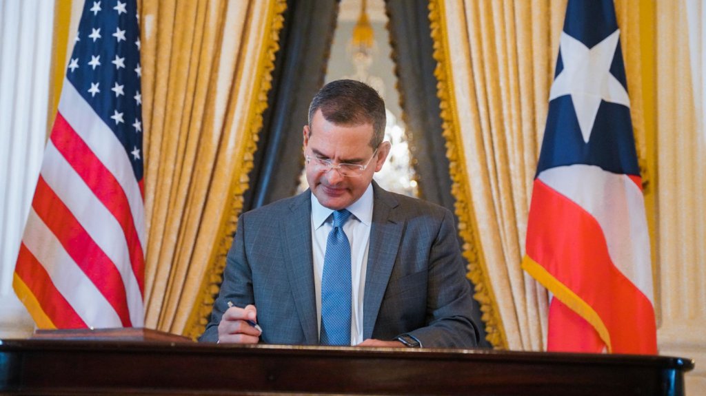  Gobernador ordena estudio para impulsar industrias aeroespacial y aeron&aacute;utica en la Isla 