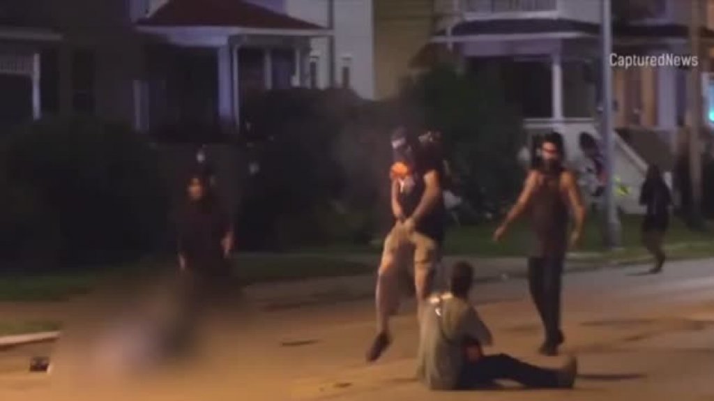  Video: Cargos de homicidio contra &ldquo;Chamaquito&rdquo; blanco de 17 a&ntilde;os que asesin&oacute; dos hombres durante protestas en Wisconsin 