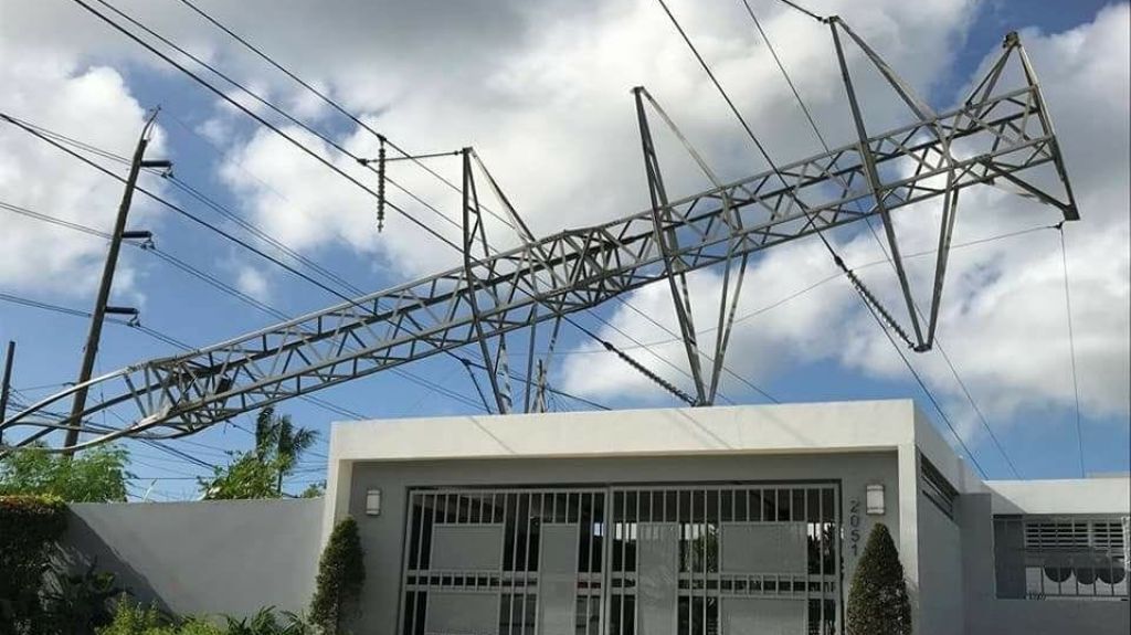 Â¿Por quÃ© a mÃ¡s de 100 dÃ­as del huracÃ¡n una torre de luz, en San Juan, sigue sobre una casa?