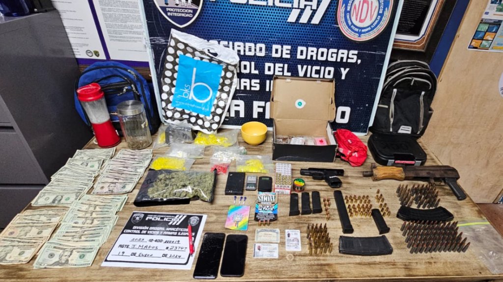  Arrestan a hombre y ocupan armas y drogas en allanamiento en Fajardo 