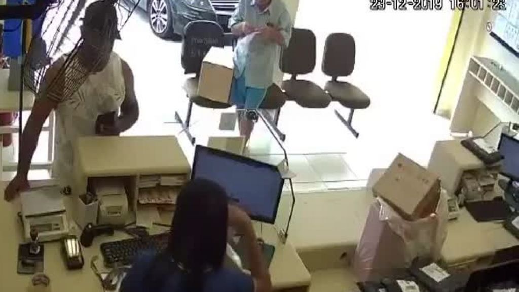  Viral video donde un ciudadano da muerte a un asaltante en una tienda de mensajer&iacute;a 