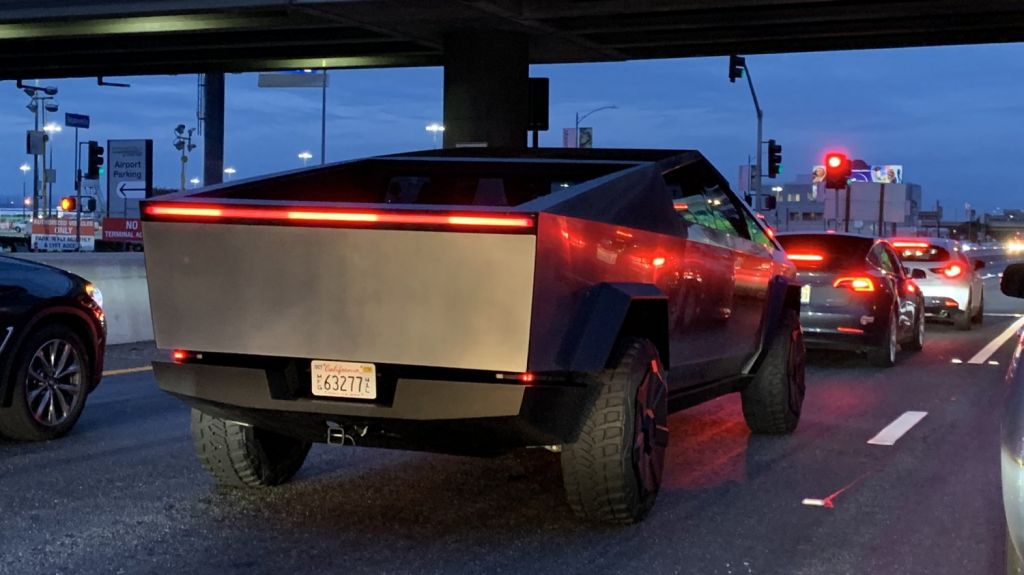  VIDEO: Captan a Musk conduciendo la camioneta Cybertruck por primera vez en una carretera 