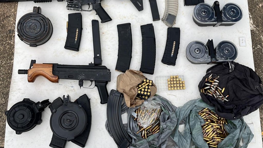  Drogas Metro ocupa rifles dentro de un auto ocupado en Lo&iacute;za 