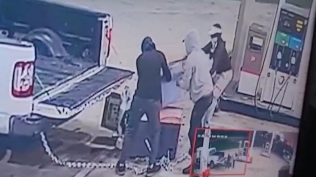  En video momento en que &ldquo;cacos&rdquo; roban un ATM de una gasolinera en Vega Baja 