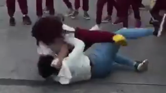 Video: Con el primer día de clases comienzan las primeras peleas de estudiantes en las redes