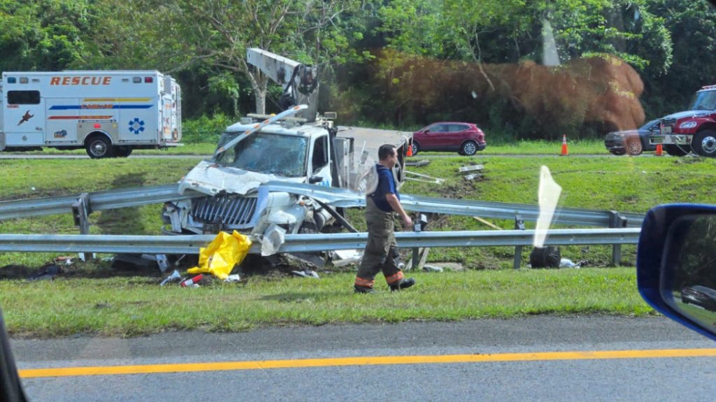  Video del accidente de auto en expreso 52 donde empleados de acueductos quedaron pillados 