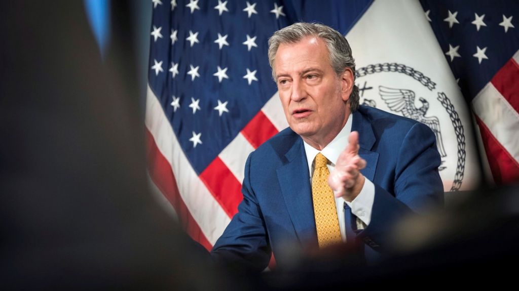  Alcalde de Nueva York dispersa multitudinario funeral de rabino ultraortodoxo 