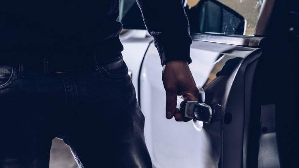 Le roban por la fuerza el auto a una mujer en centro comercial de Bayam&oacute;n 