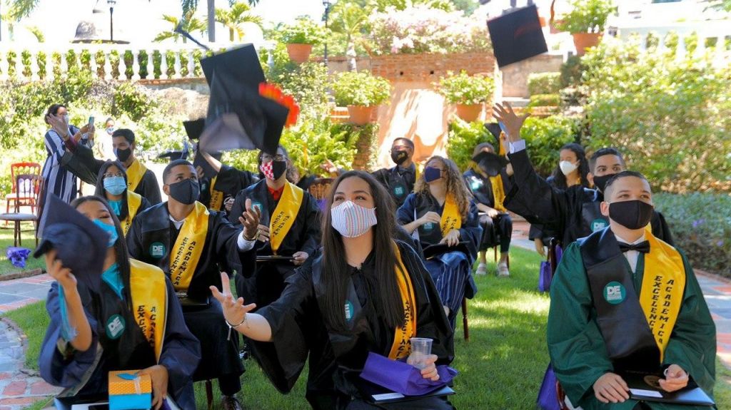  1,450 estudiantes recibir&aacute;n incentivo de mil d&oacute;lares por mantener un promedio de 4.00 durante la escuela secundaria 