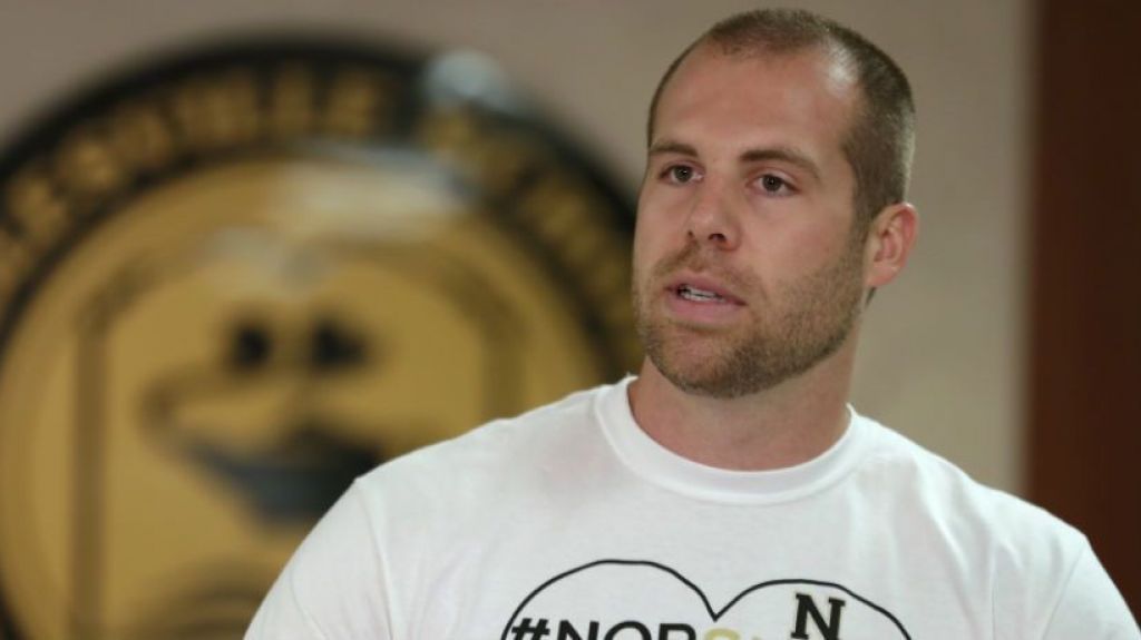  De maestro a h&eacute;roe: someti&oacute; a alumno armado y evit&oacute; masacre en Indiana (Video) 