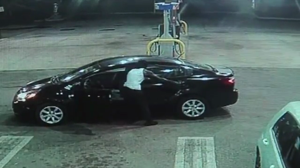  Video: Se rob&oacute; un veh&iacute;culo y lo que descubri&oacute; en el asiento trasero lo hizo entrar en p&aacute;nico 