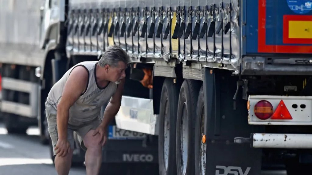  Hallan tráiler abandonado con 100 inmigrantes casi a punto de morir asfixiados en México 