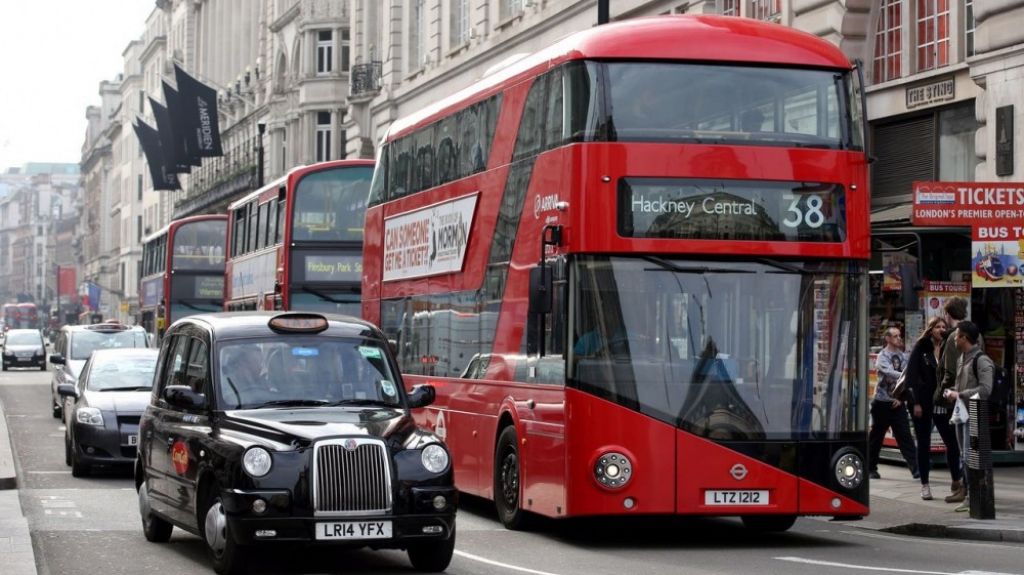  Foto: Desconocidos agreden brutalmente en un bus de Londres a una pareja de lesbianas que se negaron a besarse para su "deleite" 