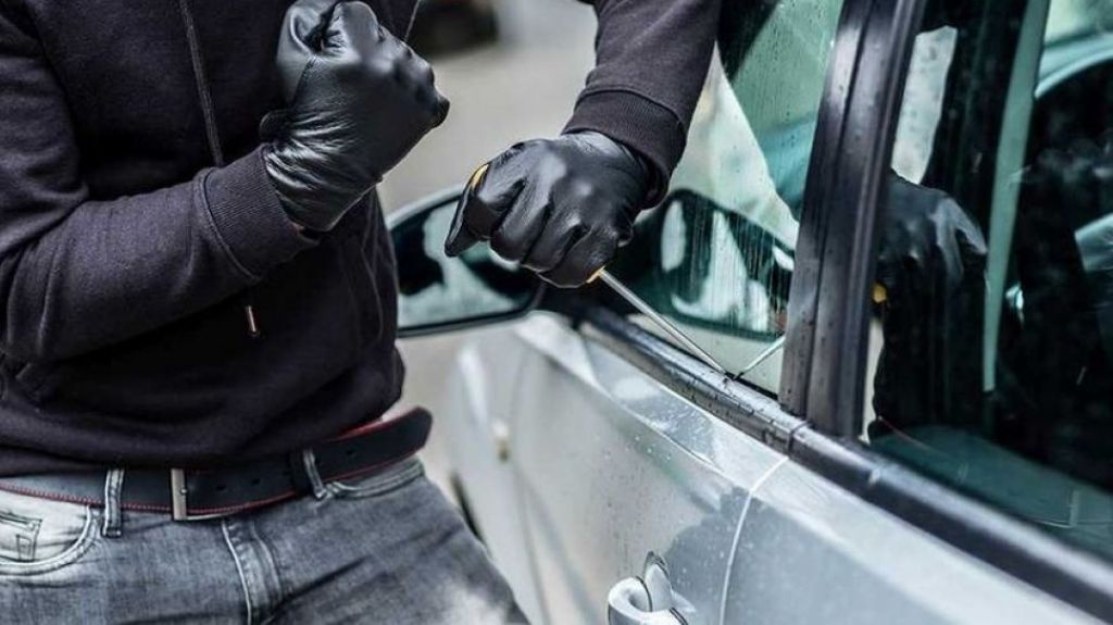  Roban auto de la marquesina de una en Juncos 