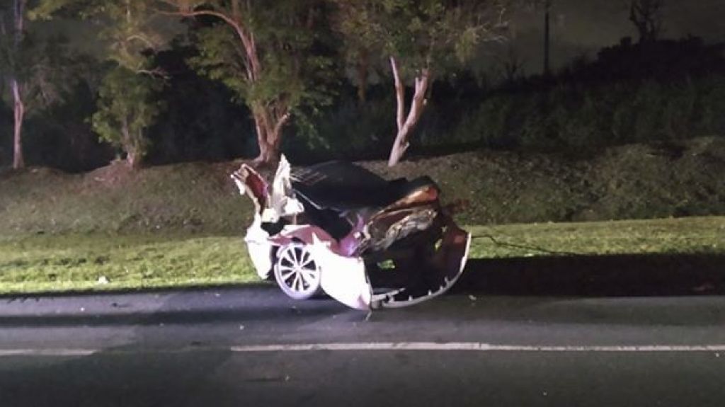  Fotos: &iexcl;Vivo de milagro! luego que su auto se partiera por la mitad al chocar con un poste en Dorado 