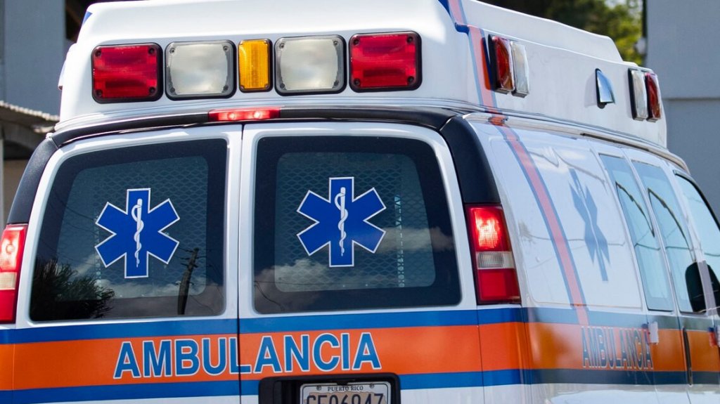  Septuagenaria arrolla a dos ciclistas y luego se vuelca en Dorado 