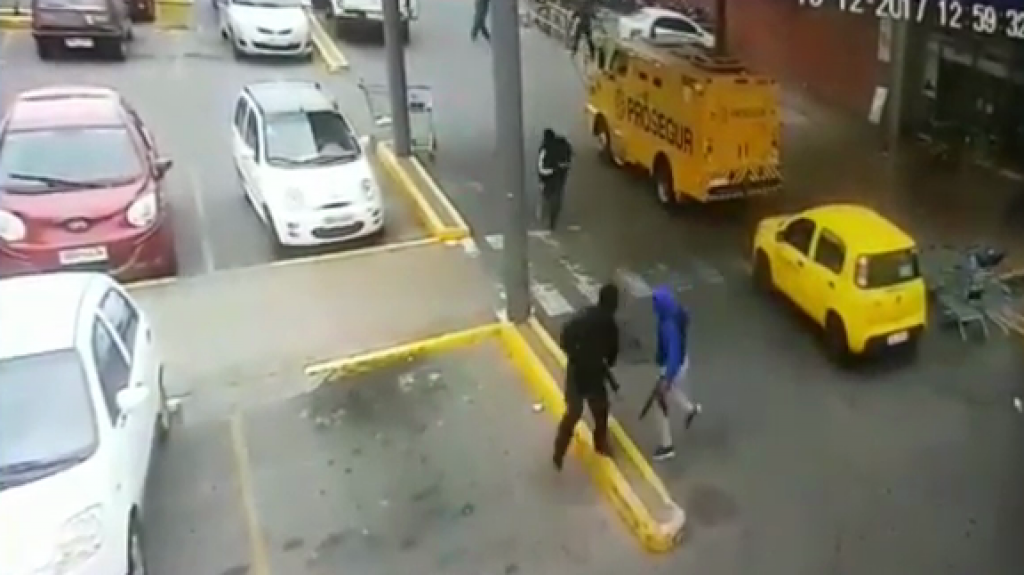 Impactante video: Roban $240,000 de un camiÃ³n blindado en 40 segundos