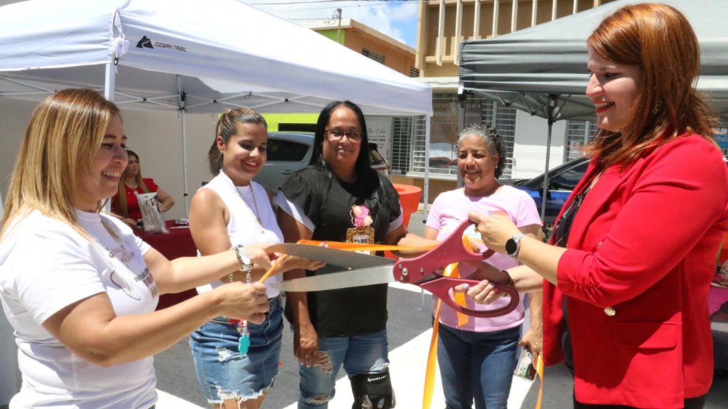  Cayey inaugura Plaza Artesanal en el centro urbano para fomento del empresarismo local 