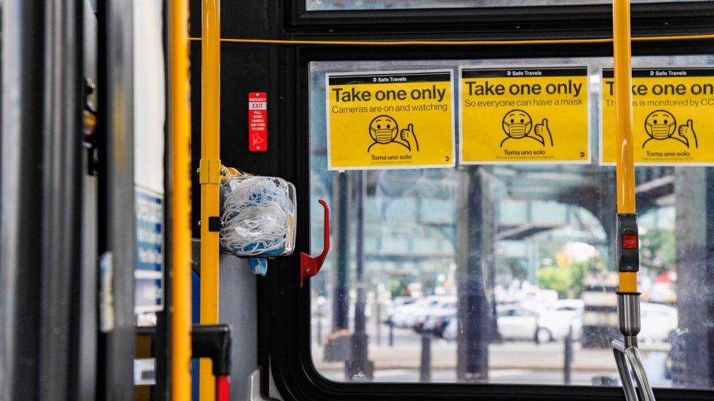  Nueva York colocar&aacute; dispensadores con mascarillas gratis en sus autobuses 
