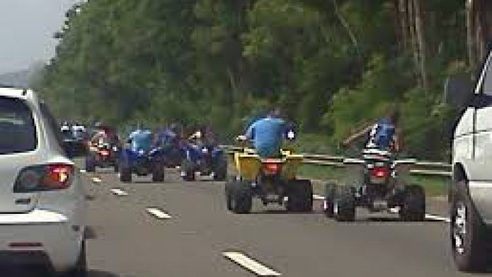 Â¿QuiÃ©n hizo el llamado a correr "Four Track" en las calles? 
Guerra entre la plaga y los Wheeliadores 