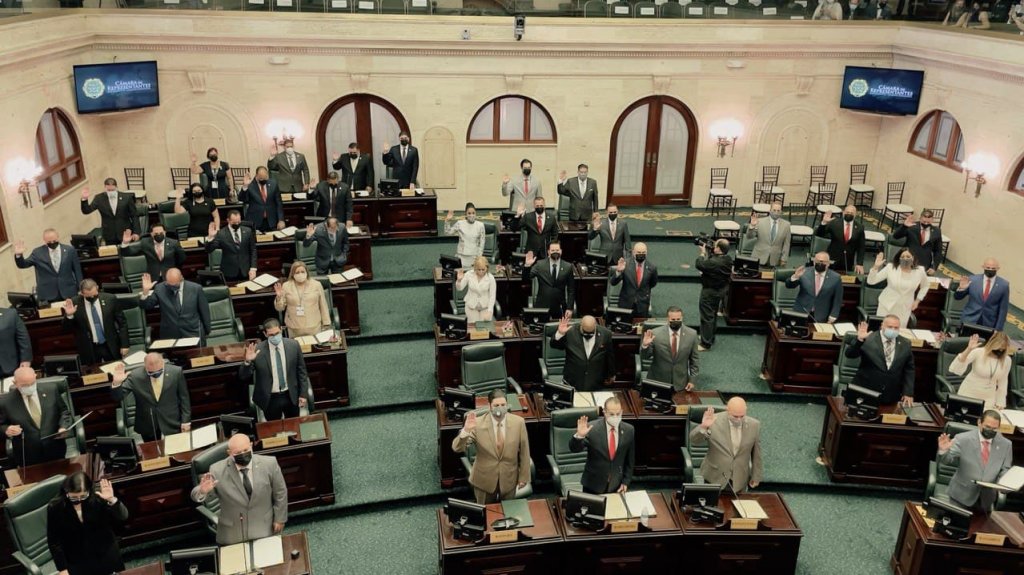  Juramentan los legisladores 