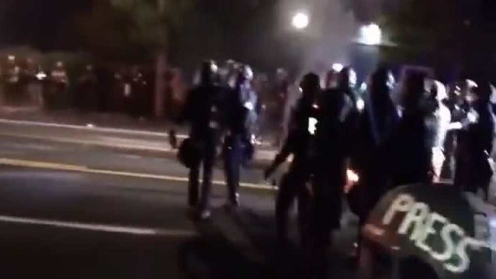  Video: Intent&oacute; lanzar un &ldquo;Bomba Molotov&rdquo; a la polic&iacute;a y termin&oacute; prendi&oacute; en fuego 